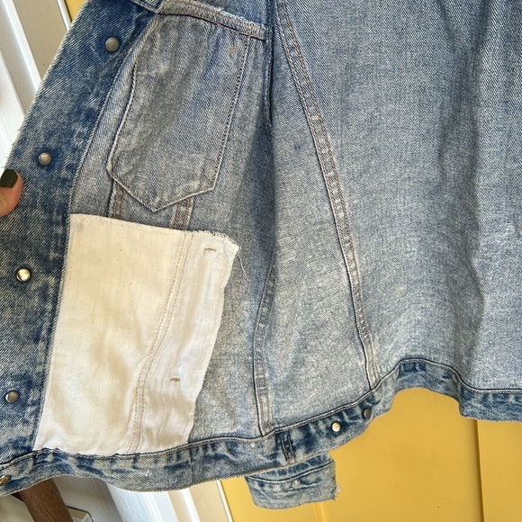 VINTAGE Jean jacket! 💕🖤⭐️ - Picture 7 of 13